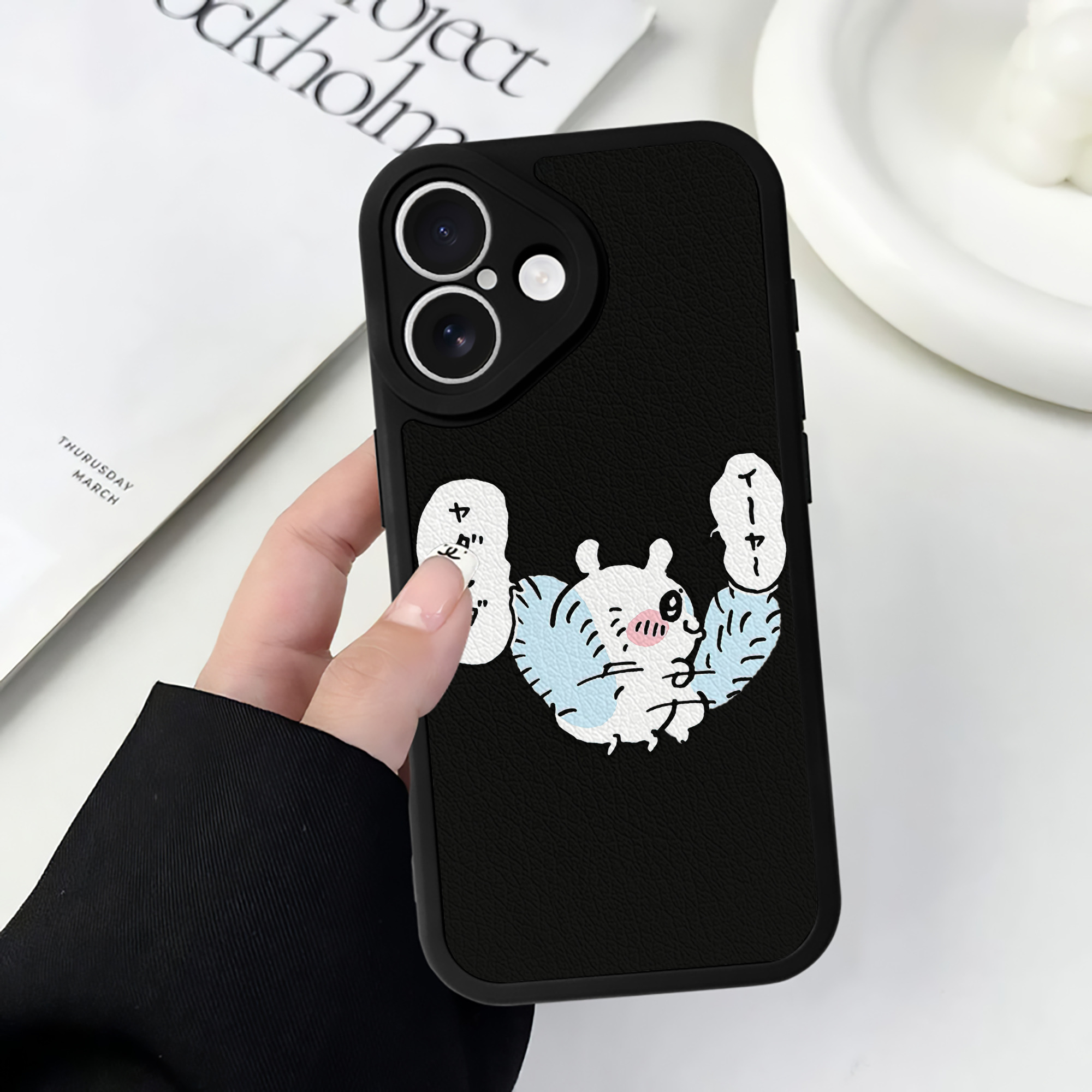 （画像用） ちいかわ モモンガ Chii-kawa Momonga 【iPhone 16シリーズ対応】シリコンスマホケース（レザー調） 材質：シリコン